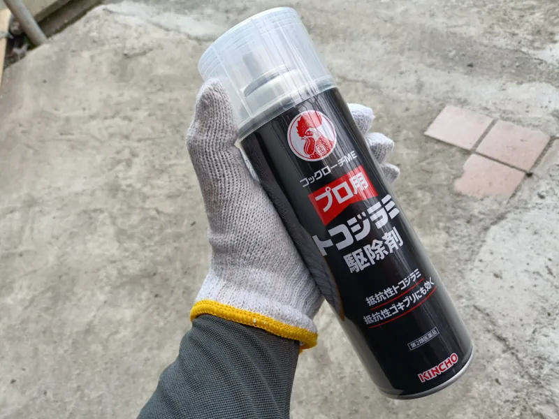 プロ用トコジラミ駆除剤コックローチMEを手に持っている様子