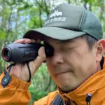 茅野市の高断熱住宅で発生したコウモリ被害と駆除対策事例 2 山岸淳一(野生動物調査の現場でサーマルスコープを覗く姿)