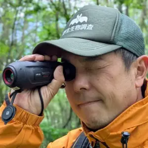 講演・監修のご依頼について 1 山岸淳一(野生動物調査の現場でサーマルスコープを覗く姿)
