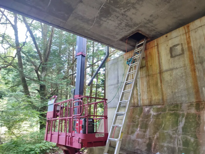 【長野県の方へ】コウモリ駆除のご案内|公共機関も認める業者の対策 5 飯田市の橋梁コウモリ対策工事で特殊作業車を使用