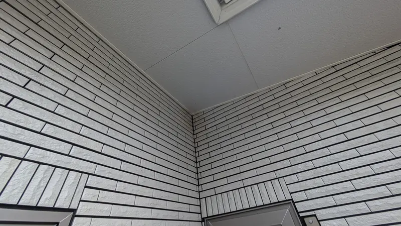 茅野市の高断熱住宅で発生したコウモリ被害と駆除対策事例 8 長野県茅野市の住宅外壁の隅にある天井との境目の様子。コウモリが侵入していた痕跡が確認された箇所。