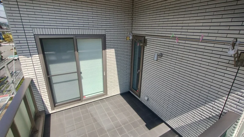 茅野市の高断熱住宅で発生したコウモリ被害と駆除対策事例 15 長野県茅野市の住宅で、コウモリ対策後に清掃されたベランダの様子。黒い糞は完全に消え、清潔な状態。