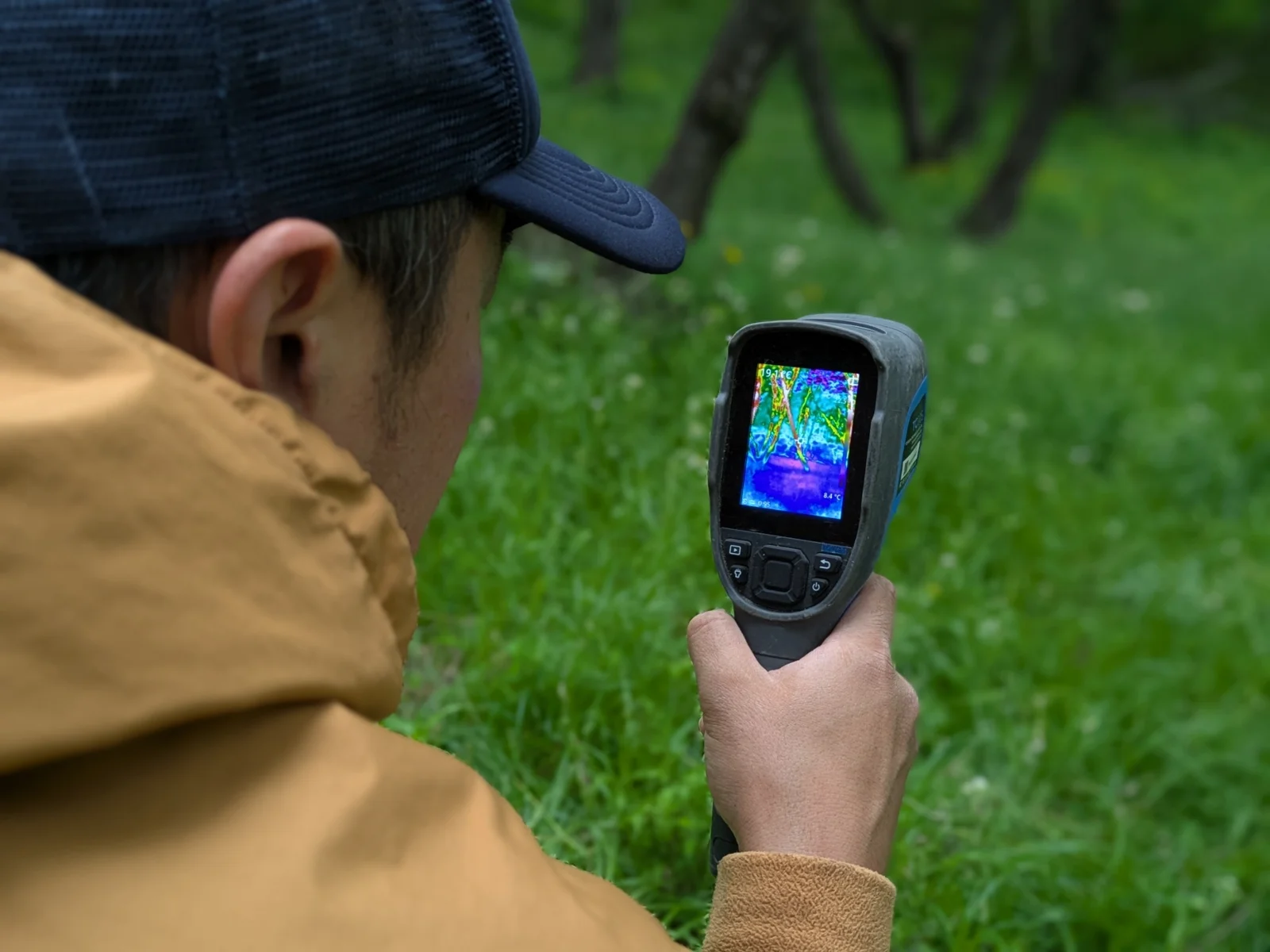 松本市のネズミ被害が発生した建物裏山で、野鼠の生息状況を専門機器で調査する野生動物対策の専門家