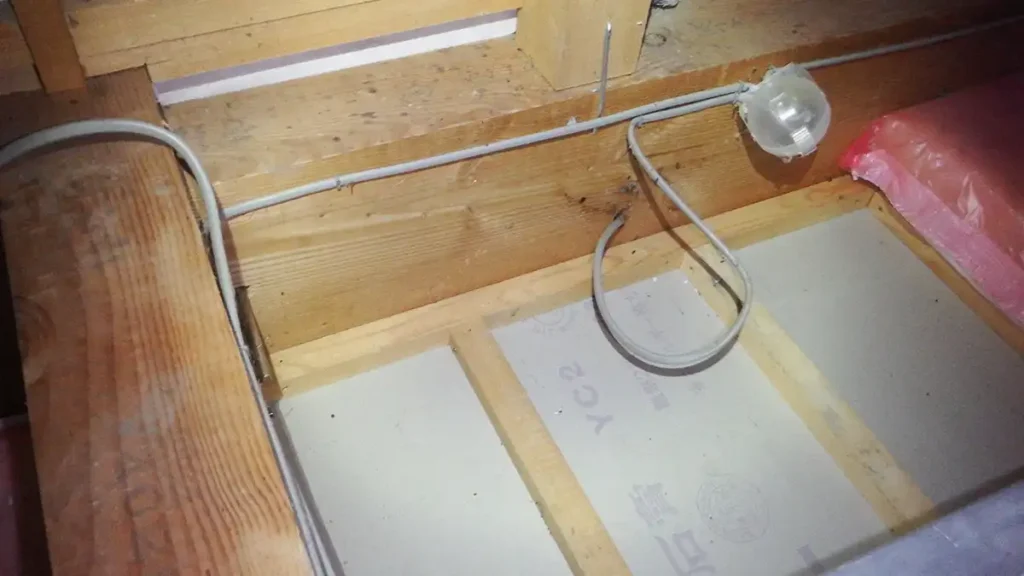 【長野県の施工実績】安曇野市穂高|木造住宅の妻飾り通気から天井裏へ侵入していたコウモリを防除した事例 7 長野県安曇野市でのコウモリ駆除施工後。大量の糞が完全に除去され、清掃と吸血性ダニの消毒作業が完了して綺麗になった天井裏の様子。