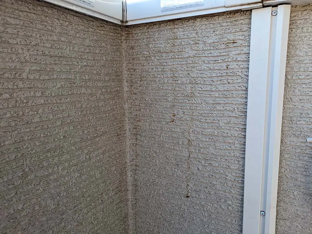 コウモリの尿で外壁塗装が白く汚れる原因|駆除対策の専門家が語る科学的メカニズム 4 岡谷市内のベランダ。手すりから漏れたアブラコウモリのフンと尿の混じった茶色い染み。