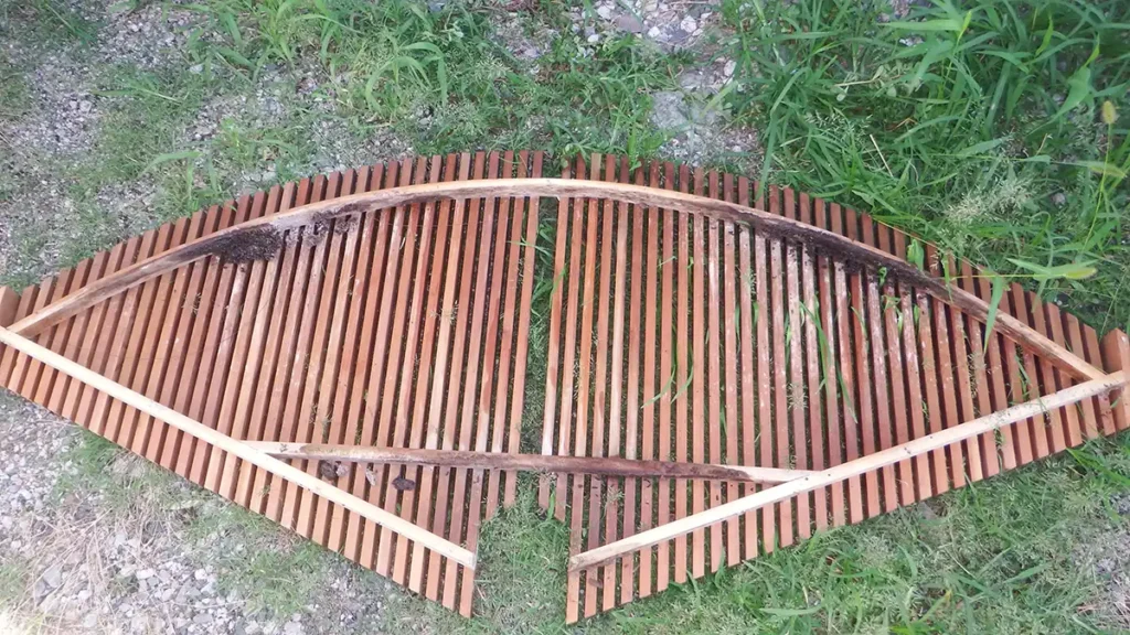 【長野県の施工実績】安曇野市穂高|木造住宅の妻飾り通気から天井裏へ侵入していたコウモリを防除した事例 4 長野県安曇野市のコウモリ駆除で取り外した木製の妻飾り。裏側にコウモリの糞や汚れがこびりついており、ここが侵入口とねぐらになっていたことがわかる。