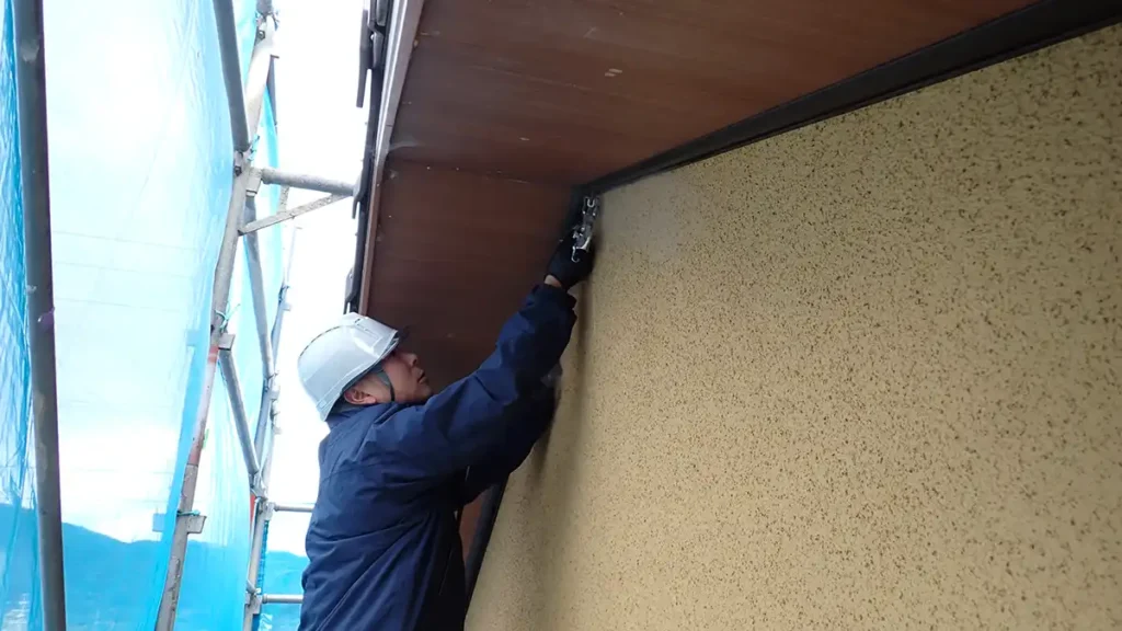 【長野県の施工実績】上田市塩田平|外壁通気口から10年続いた100頭のコウモリ侵入住宅を防除した事例 5 上田市のコウモリ駆除で外壁通気層や天井裏へ向けて専用のガス消毒剤を散布する作業