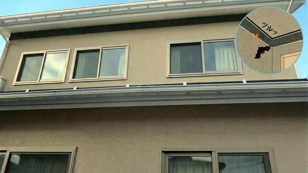 住宅の2階外壁最上部に20センチ幅で帯状に設置されたバットスライドの合成イメージ。右上の円形拡大図では、シートの滑りやすい表面特性によってコウモリが足掛かりを失い、滑り落ちる様子を「ツルッ」という擬音と共に視覚的に説明している。