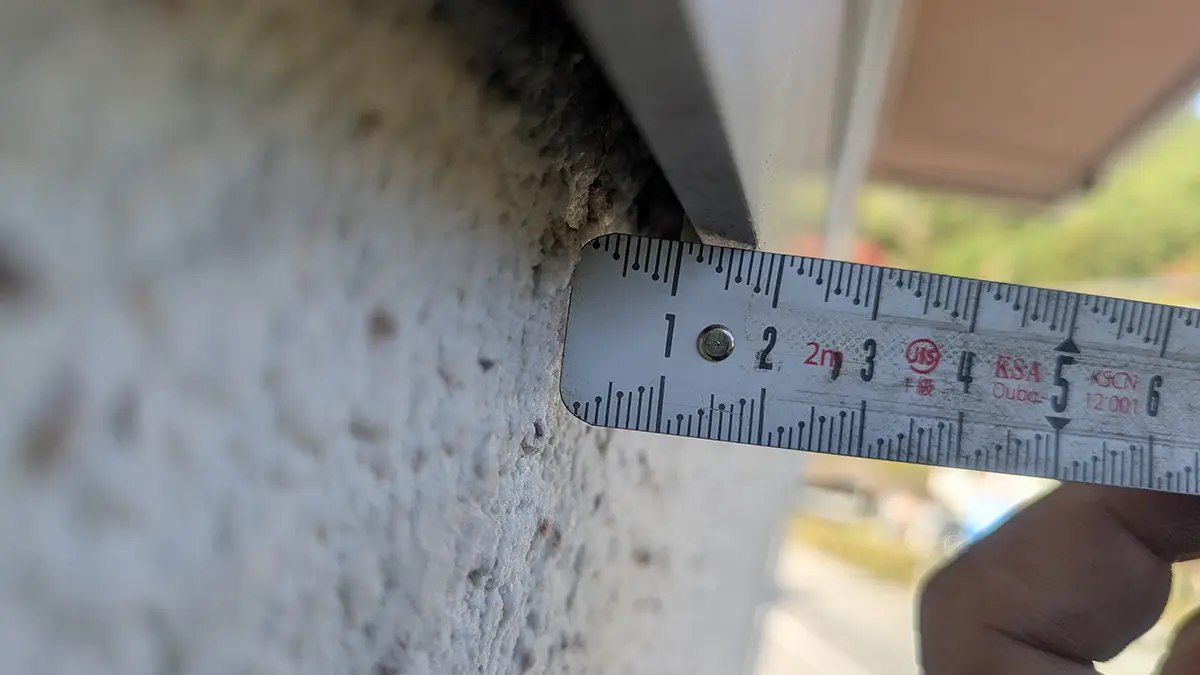 コウモリが侵入する約1センチのわずかな隙間