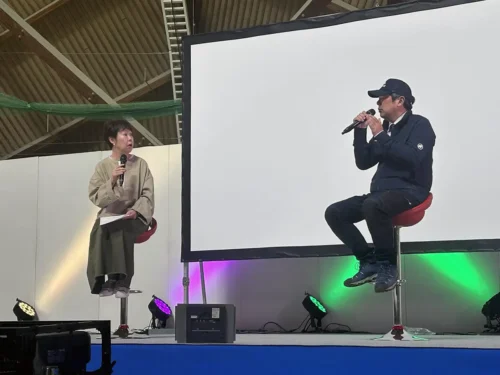 SBC信越放送主催「SBCくらしフェア」にてコウモリ・野生動物対策の専門家としてセミナー登壇いたしました 64 SBCくらしフェアの特設ステージにて、SBCラジオ「もっとまつもと」の塚原正子氏とともに対談形式でセミナー「家とコウモリと…」に登壇する私(かわほりプリベント代表)の様子。