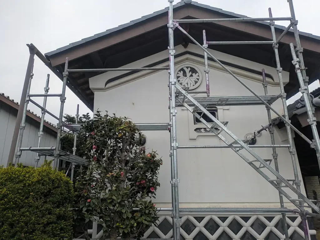 松本市神林のコウモリ駆除対策の工事事例|住宅併設の土蔵における追い出しと侵入防止 7 コウモリ駆除・対策工事のために松本市神林の土蔵に設置された作業用足場