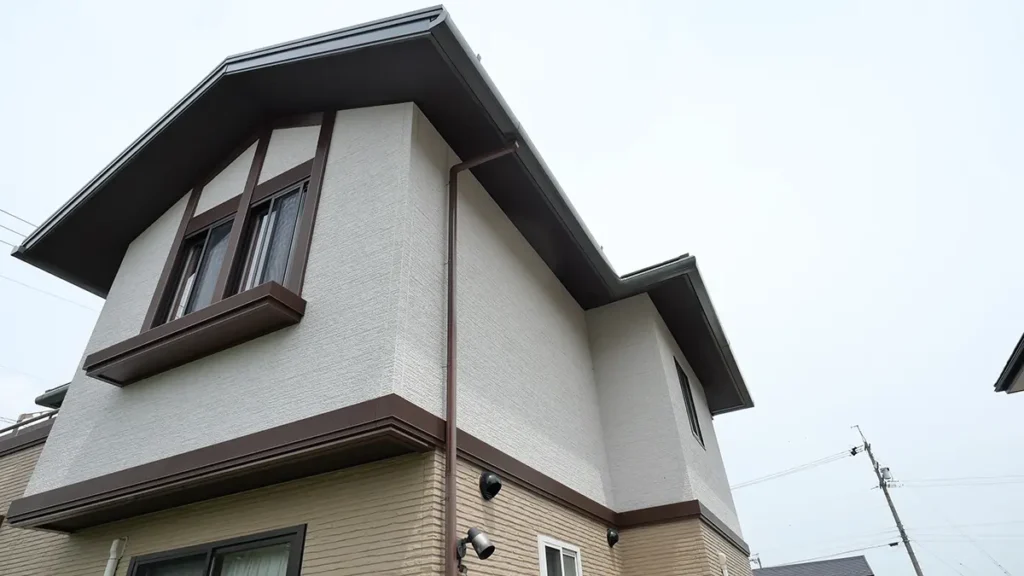 【発売前テスト】外壁塗装面のコウモリナイトルースト対策!糞尿被害を減らす新製品「バットスライド」の設置レビュー 9 バットスライド設置前の住宅の外壁。コウモリがとまることのできる壁面の状態。